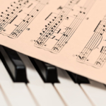 ピアノと楽譜（Pixabayより）